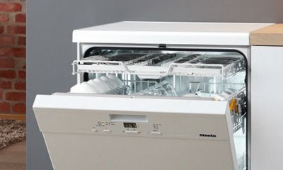 Außenansicht eines Geschirrspülers, modernes Design, mit Bedienfeld und Tür, im Hauswirtschaftsraum.